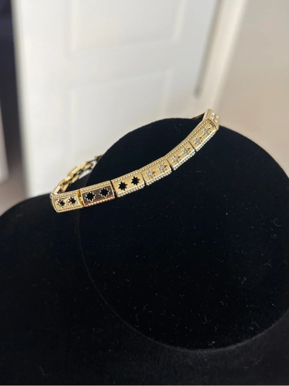 Gold Star Cutout Bangle Bracelet - Elegant Women's Jewelry